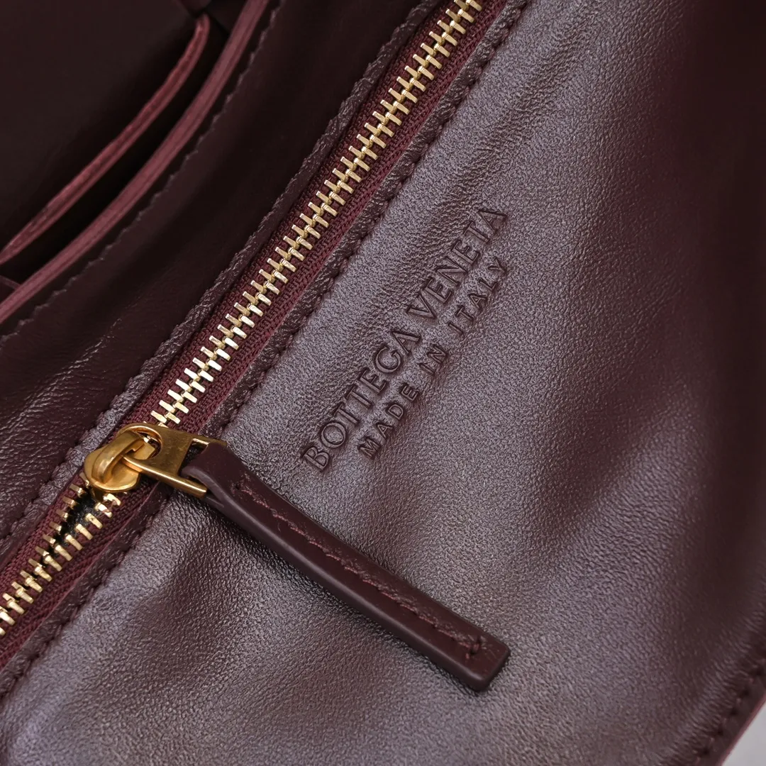 The new CASSETTE has a new version. Metal accessories. This is a popular item. The leather surface is replaced by pebbled cowhide that is more wear-resistant and durable. The inner leather is still made of soft lambskin. What is even more unique is that highly designed metal accessories are added to both sides of the shoulder strap. The metal on both sides is deliberately loosened, making a pleasant "ding" sound during use. The ultra-detailed design is perfect! Size 23x15x5.5 Model 6687#